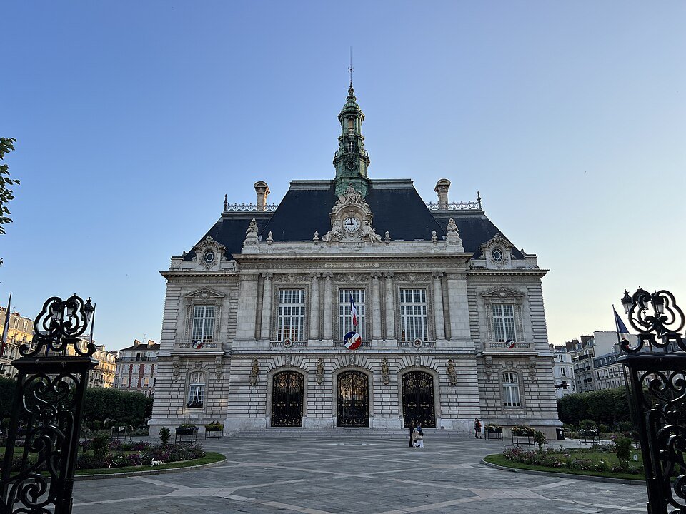 Façade de l'hôtel de ville de Levallois-Perret et son jardin
